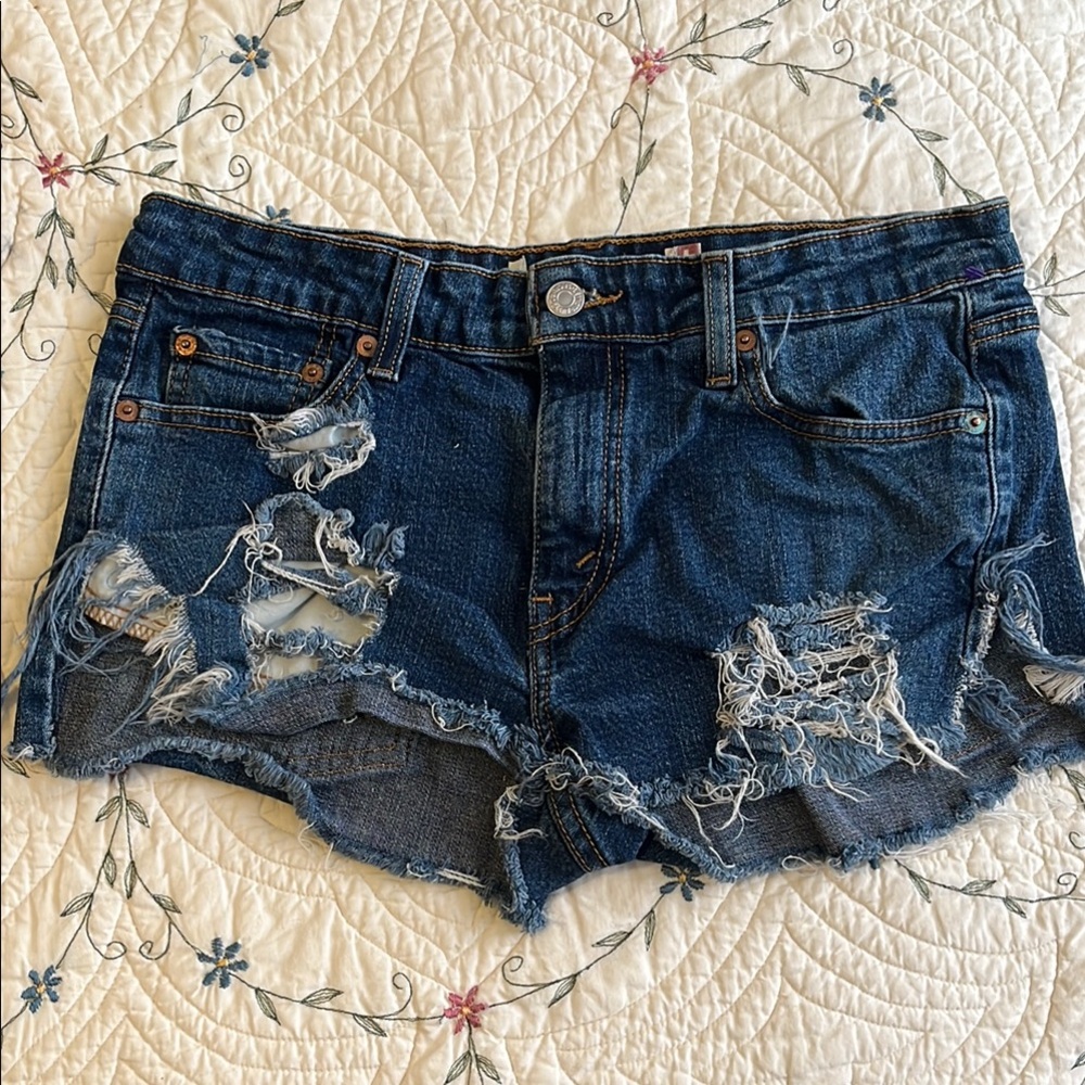 20% OFF BUNDLES! Levi’s Denim Shorts. Blue. 30” waist